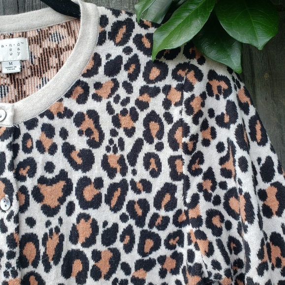 Thick & cozy leopard print button down cardigan - Picture 9 of 12